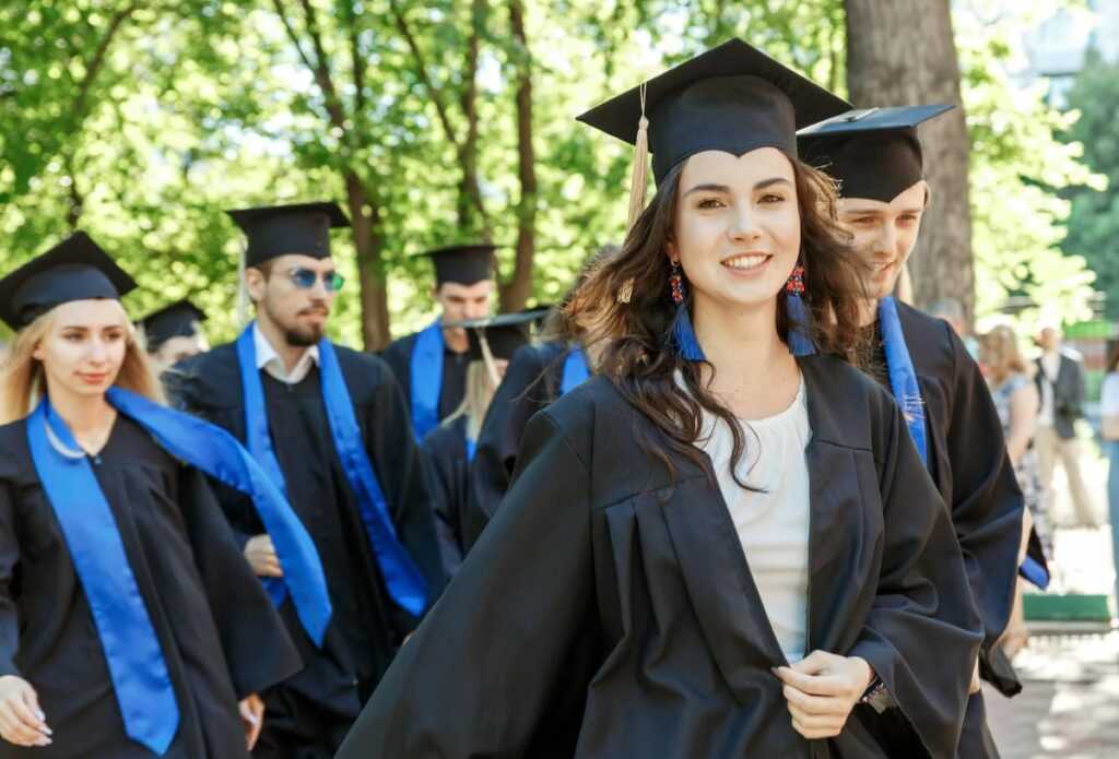 Как мантия для выпускников шьется — материалы? Как мантия для выпускников шьется - материалы