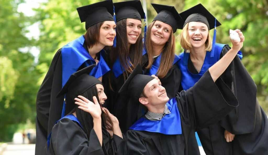 Как выглядит идеальная мантия для выпускников Как выглядит идеальная мантия для выпускников.