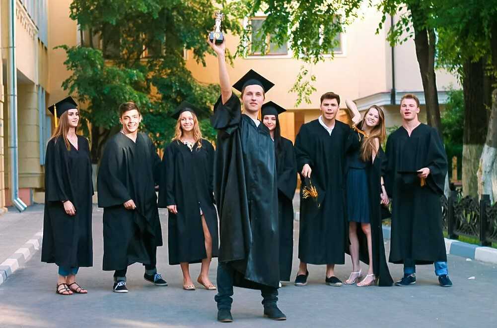 Может ли мантия выпускника стоить недорого? Может ли мантия выпускника стоить недорого